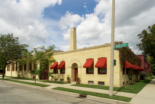 Showroom exterior 600W